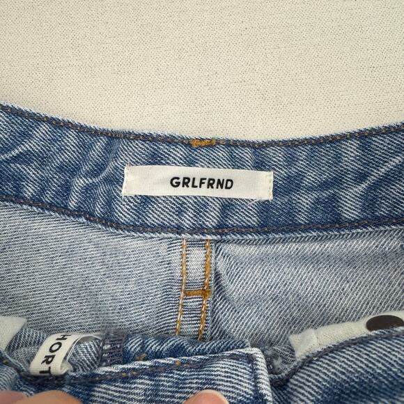 Grlfrnd Helena Shorts On Fleek - Picture 2 of 5